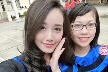 Hot girl Ngoại thương rạng rỡ nhận bằng tốt nghiệp loại giỏi