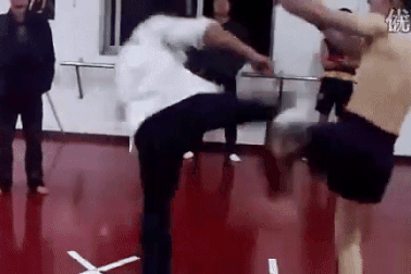 Môn đồ Vịnh Xuân Quyền đấm võ sĩ Muay Thái túi bụi