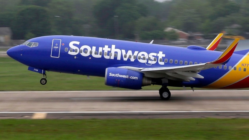 Máy bay hạ cánh đâm chết người trên đường băng - 1