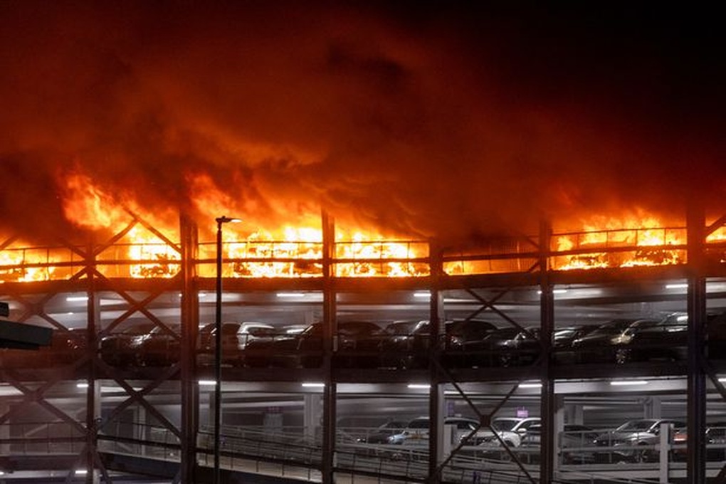 Cháy lớn tại sân bay Luton ở Anh do một chiếc ô tô - 1