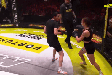 Nữ võ sĩ 50 tuổi hạ gục người yêu cũ của con trai