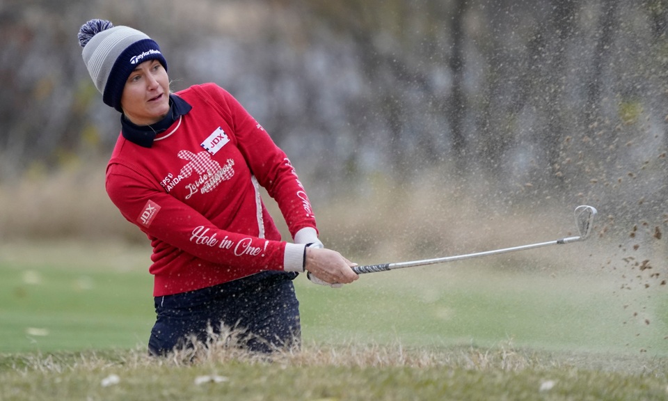 Nữ golf thủ xinh đẹp để lại ấn tượng khi thi đấu dưới thời tiết giá rét - 1 Nữ golf thủ xinh đẹp để lại ấn tượng khi thi đấu dưới thời tiết giá rét - 1