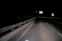 Hú hồn đối diện xe máy phóng ngược chiều trên đường cao tốc giữa đêm tối