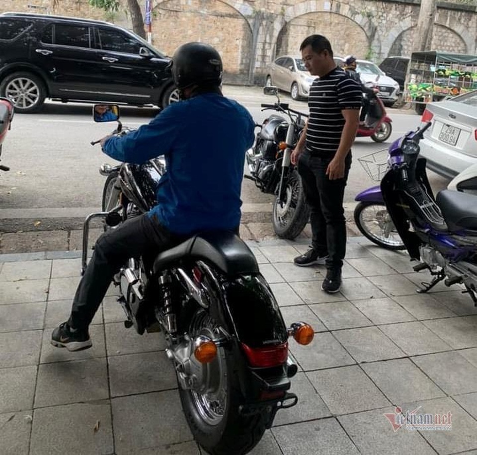 Xe máy cũ giá ngang ngửa ô tô, khách Việt chịu chi sắm chơi Tết - 3 Xe máy cũ giá ngang ngửa ô tô, khách Việt chịu chi sắm chơi Tết - 3