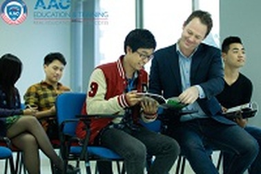 Tiếng Anh giao tiếp: Bằng cấp cao hay Nói giỏi 