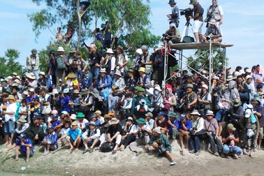 "Rùng mình" nhìn nhà báo miền Tây tác nghiệp