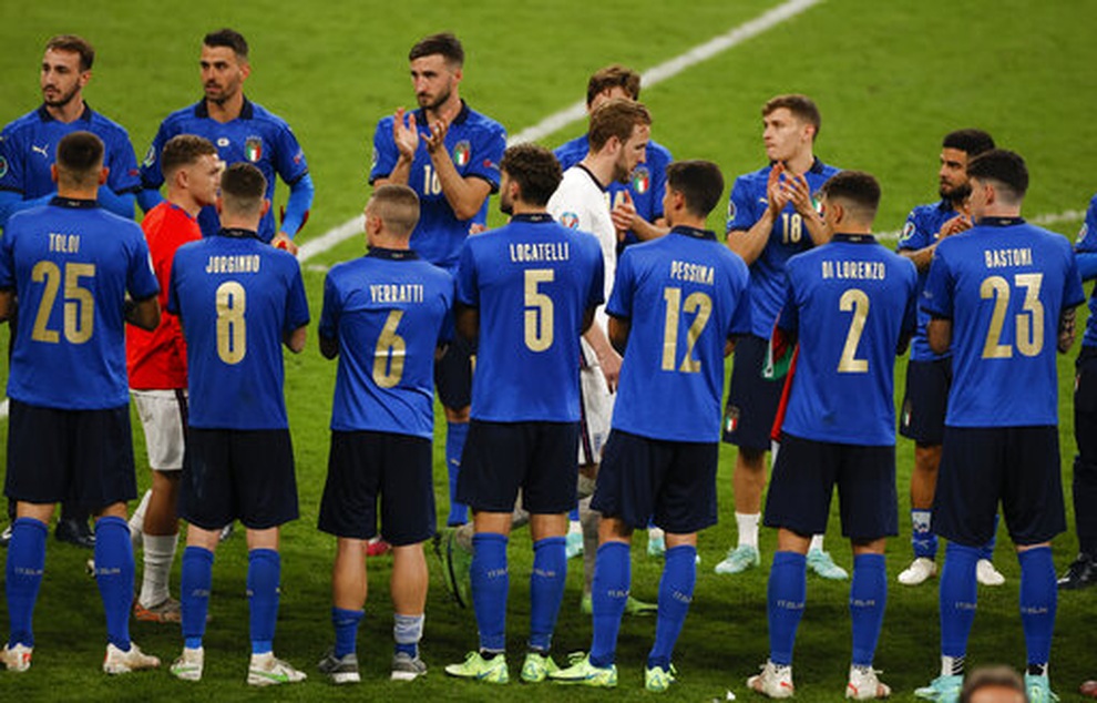 Đội tuyển Italia vỡ òa hạnh phúc khi giương cao chức vô địch Euro 2020 - 13 Đội tuyển Italia vỡ òa hạnh phúc khi giương cao chức vô địch Euro 2020 - 13
