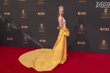 Anya Taylor-Joy tỏa sáng trên thảm đỏ Emmy