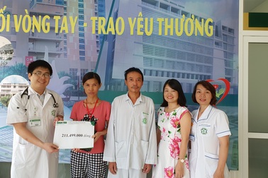 Bạn đọc Dân trí ở nước ngoài gọi điện, gửi quà giúp đỡ hoàn cảnh nhân ái