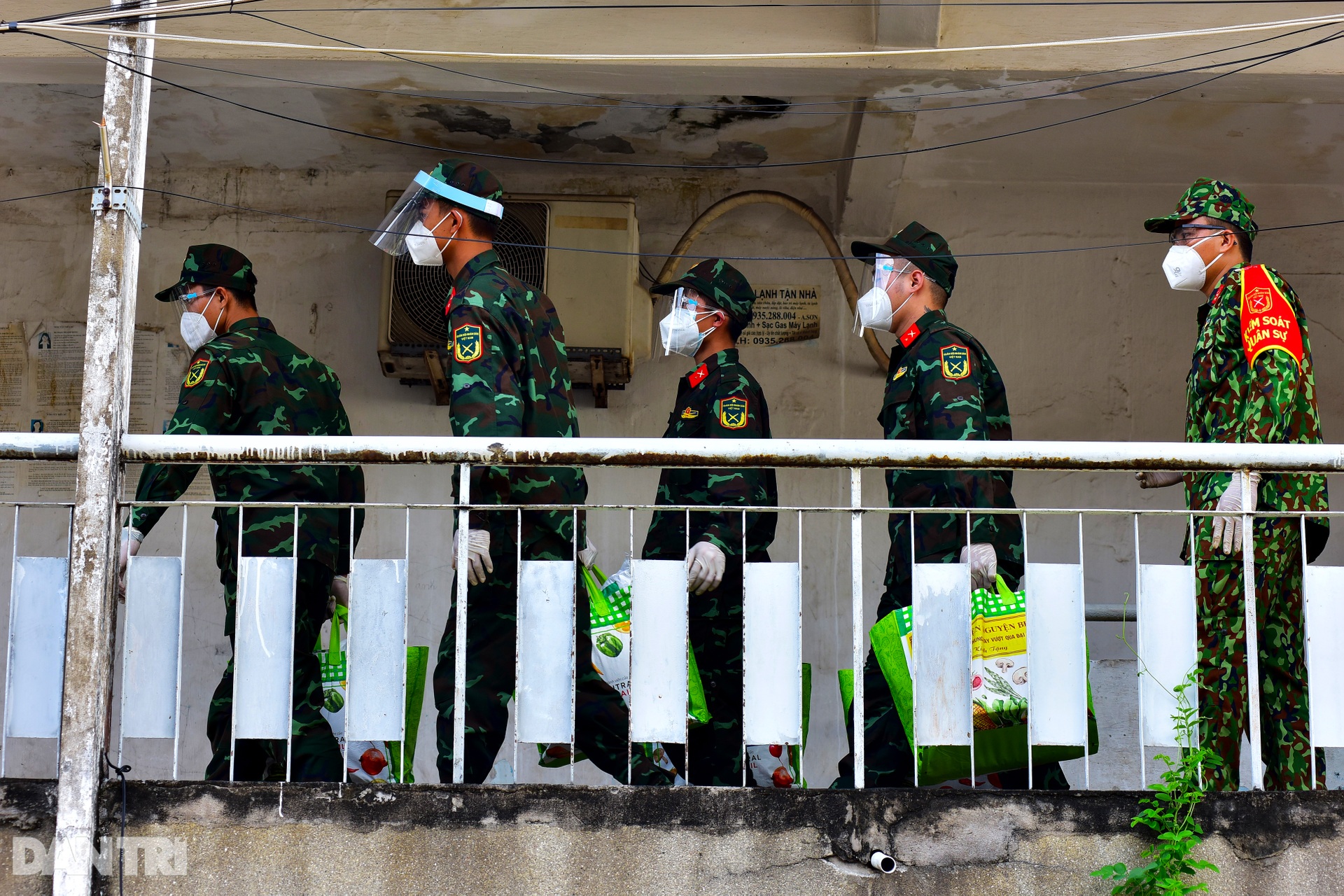 Dùng xe cẩu vận chuyển nhu yếu phẩm tới người dân sống tại chung cư TPHCM - 12