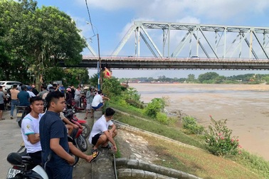 Lật tàu trên sông Lô, hai vợ chồng mất tích