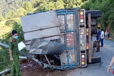 Xe biển Lào lật khi đổ đèo, 2 mẹ con trên xe tử vong