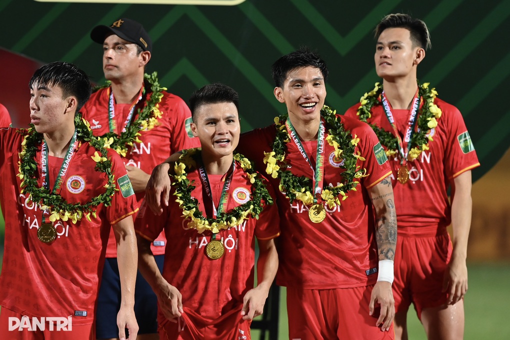 Quang Hải, Văn Hậu chia sẻ trong ngày vô địch V-League cùng Công An Hà Nội - 1 Quang Hải, Văn Hậu chia sẻ trong ngày vô địch V-League cùng Công An Hà Nội - 1