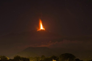 Tro núi lửa nhuộm đen đường phố ở "thiên đường trần gian" 