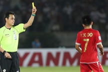 Trọng tài người Nhật Bản cầm còi trận Việt Nam - Philippines