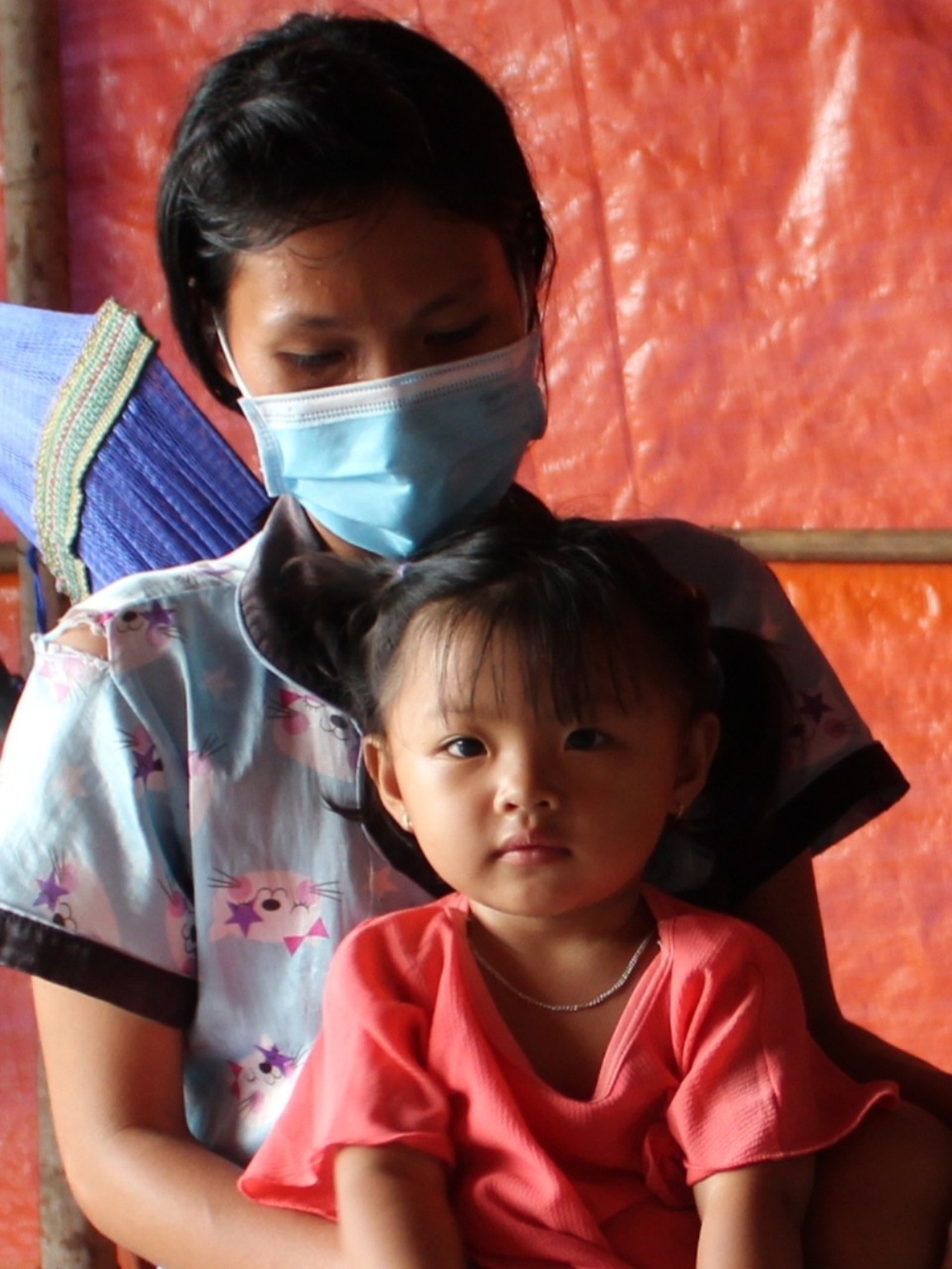 Thắt lòng cảnh bé gái 3 tuổi ôm chân cha cầu xin cha đừng chết - 4 Thắt lòng cảnh bé gái 3 tuổi ôm chân cha cầu xin cha đừng chết - 4