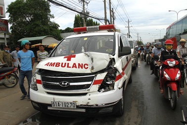 Xe cứu thương gây tai nạn liên hoàn, 5 ô tô hư hỏng