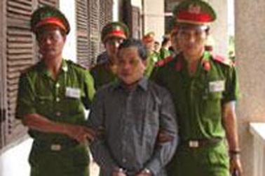 Luật sư cho bị cáo mượn điện thoại "alô" về thăm nhà?