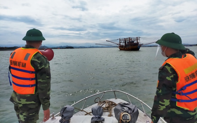 Bộ đội Biên phòng Quảng Bình kêu gọi tàu thuyền ngoài khơi vào bờ tránh bão