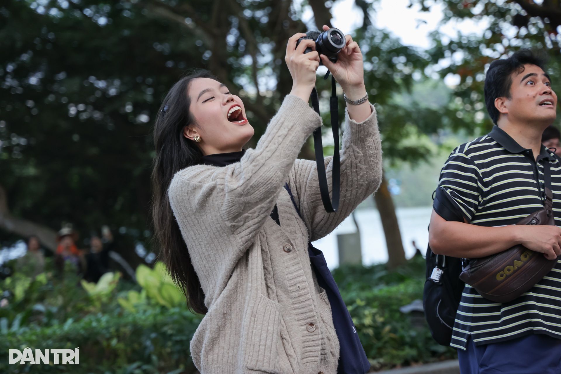 Hàng trăm người hâm mộ hú hét, diễu hành theo xe buýt của dàn Anh trai - 10