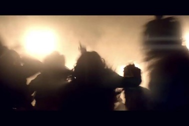 Cảnh “phá xe” trong Run the World (Girls)