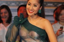 Cận cảnh váy voan gợi cảm của Khánh Thy 