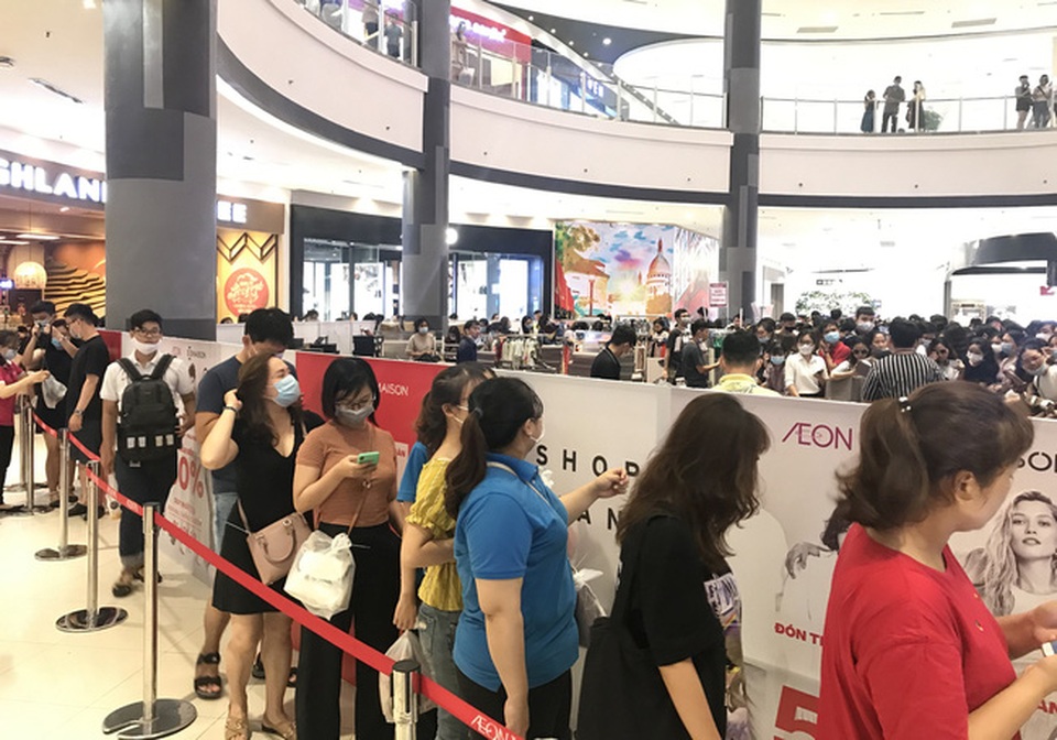 Hàng hiệu giảm giá sốc, người Sài Gòn xếp hàng dài cả trăm mét tranh nhau mua - 3 Hàng hiệu giảm giá sốc, người Sài Gòn xếp hàng dài cả trăm mét tranh nhau mua - 3