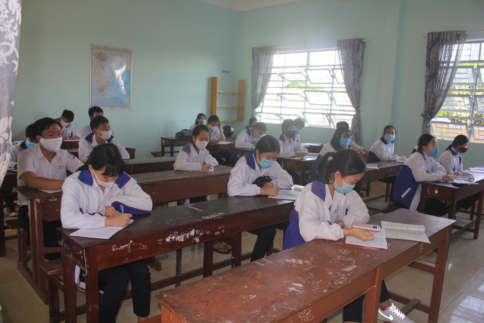 Gia Lai: Hàng ngàn học sinh khối 9, 12 đến lớp học, ngồi cách nhau 1,5m - 1 Gia Lai: Hàng ngàn học sinh khối 9, 12 đến lớp học, ngồi cách nhau 1,5m - 1