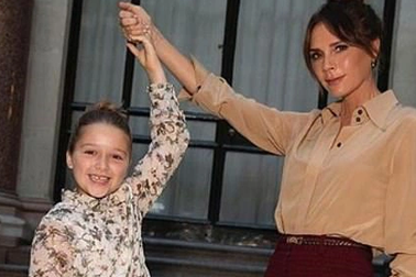 Victoria Beckham xinh đẹp tái xuất tại tuần lễ thời trang London