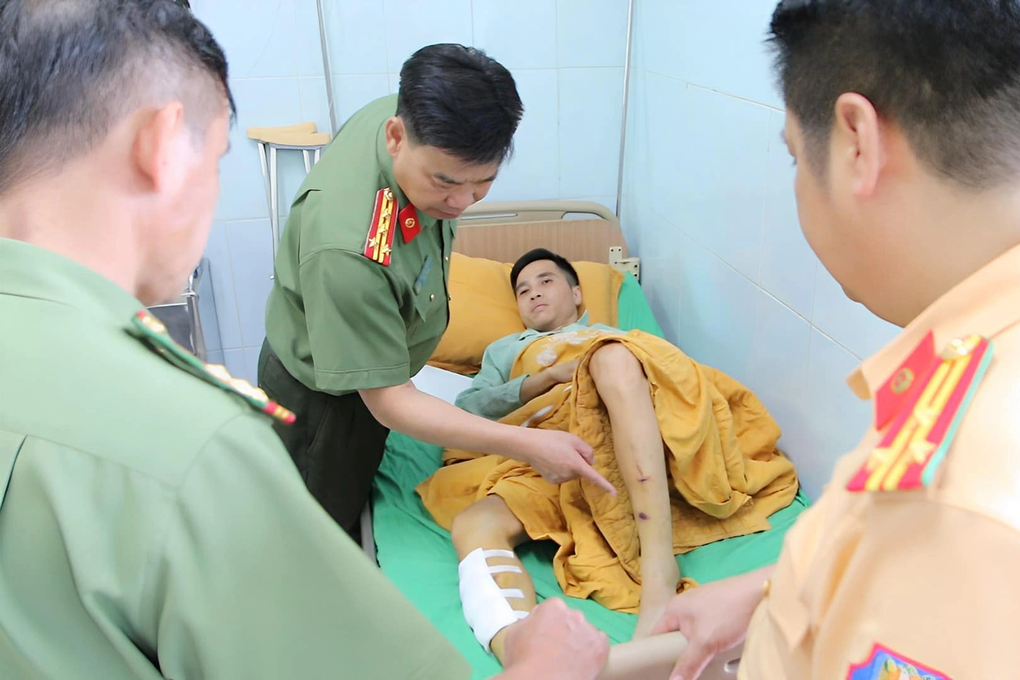 Thiếu niên đâm gãy chân CSGT khi bị yêu cầu dừng xe kiểm tra - 1 Thiếu niên đâm gãy chân CSGT khi bị yêu cầu dừng xe kiểm tra - 1