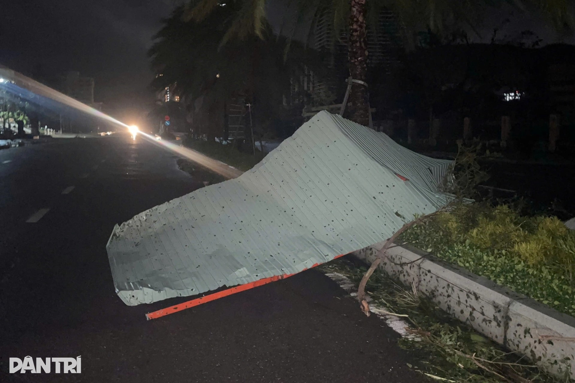 Tôn bay, kính vỡ tơi tả do bão Kalmaegi càn quét - 8 Tôn bay, kính vỡ tơi tả do bão Kalmaegi càn quét - 8