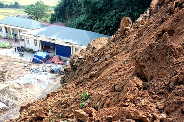 Sạt lở đồi, giáo viên huy động phụ huynh di chuyển học sinh đi nơi khác