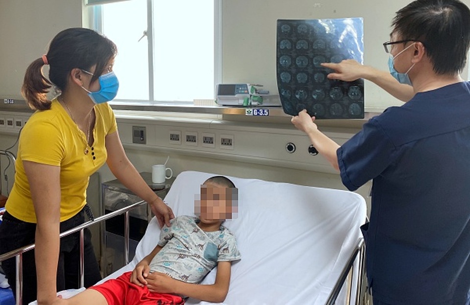 Trẻ sốt, đau đầu, nôn, cha mẹ cần cảnh giác với viêm não - 2 Trẻ sốt, đau đầu, nôn, cha mẹ cần cảnh giác với viêm não - 2