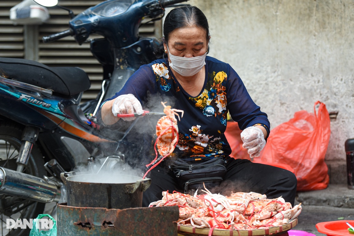Mẹt ghẹ vỉa hè Hà Nội, bà chủ U70 chốt đơn vèo vèo, ngày hết 30 kg - 4 Mẹt ghẹ vỉa hè Hà Nội, bà chủ U70 chốt đơn vèo vèo, ngày hết 30 kg - 4