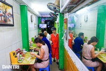 Quán bún riêu "rẻ nhất Hà Nội", khách gọi 5.000 đồng bà chủ cũng bán