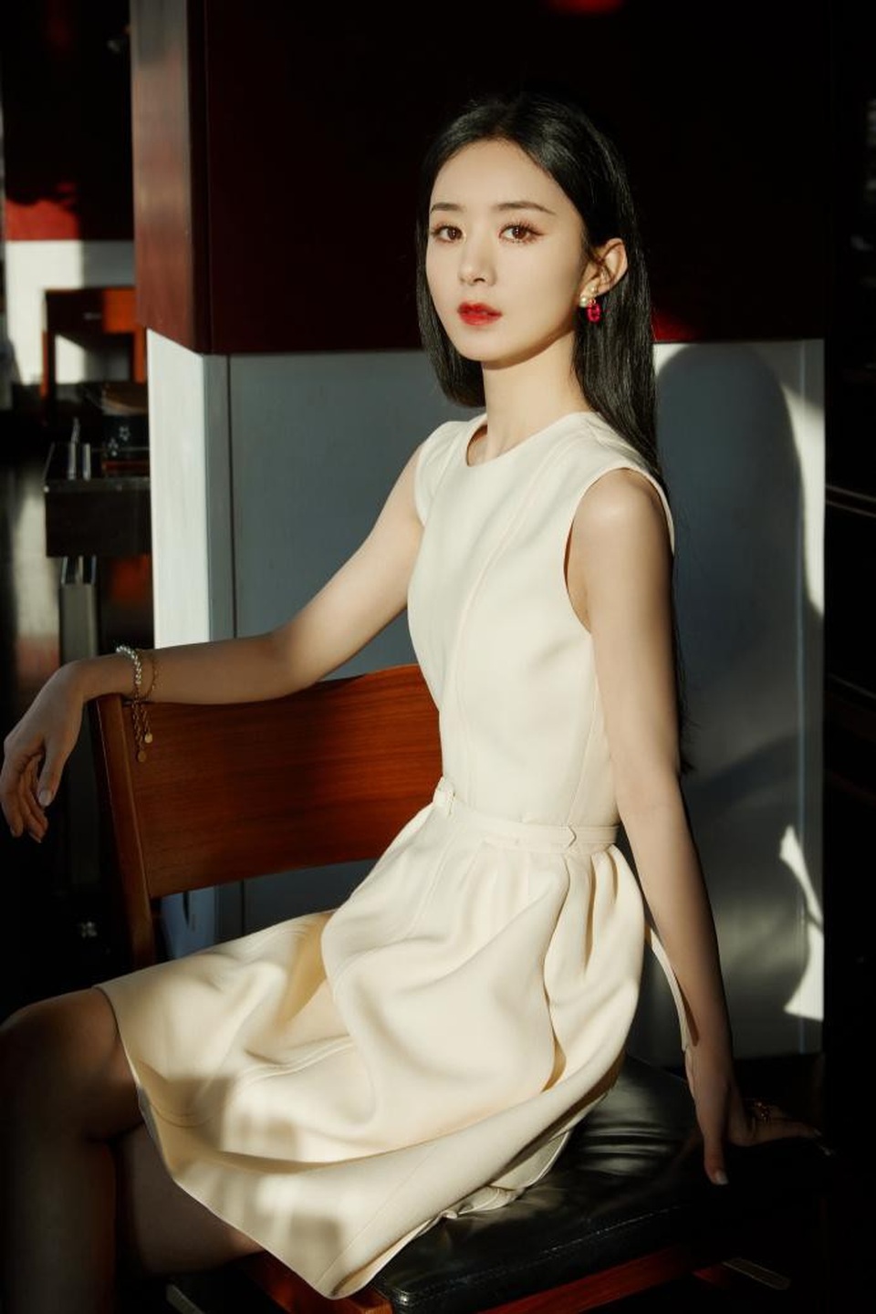 Triệu Lệ Dĩnh xuất hiện rạng ngời giữa bão tin đồn ngoại tình - 5