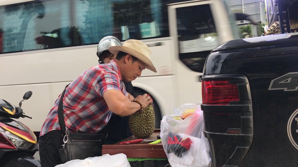 Đi xe hơi bán trái sầu, chàng trai kiếm gần tỉ bạc mỗi năm - 4 Đi xe hơi bán trái sầu, chàng trai kiếm gần tỉ bạc mỗi năm - 4
