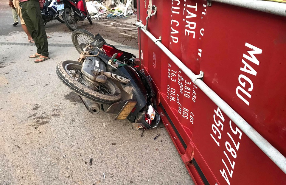 Xe container “đại náo” đường phố, 1 người bị thùng xe rơi xuống đè chết - 4 Xe container “đại náo” đường phố, 1 người bị thùng xe rơi xuống đè chết - 4