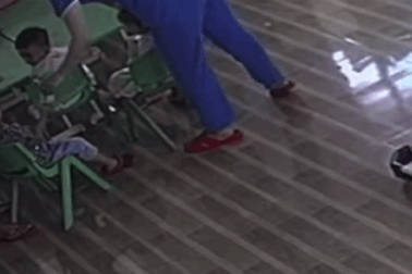 Cô giáo bật ngửa đầu con đang nôn ói ra sau, bố mẹ tức tốc đến trường