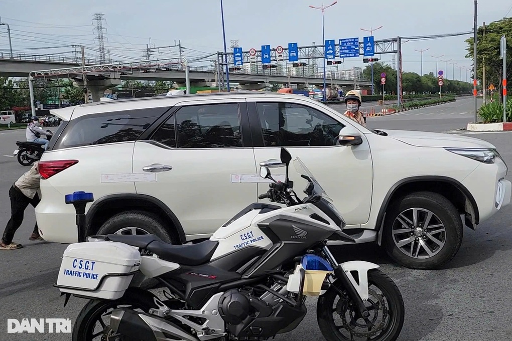 CSGT truy đuổi người nước ngoài chở thuốc lá lậu ở TPHCM - 1 CSGT truy đuổi người nước ngoài chở thuốc lá lậu ở TPHCM - 1