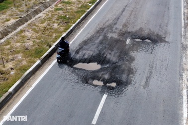 Người dân vấp chi chít “ổ gà”, ngã nhào trên đường 260 tỷ đồng mới bàn giao