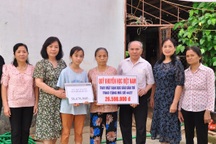 Cô bé mồ côi Ngọc Khánh tiếp tục được bạn đọc Dân trí giúp đỡ