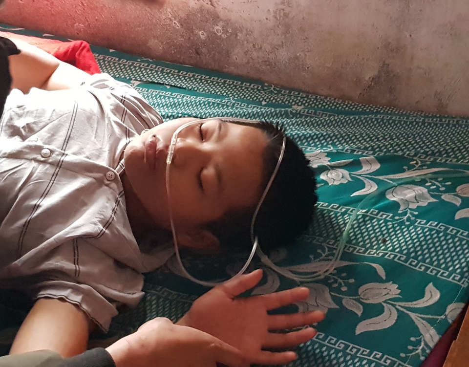 Người mẹ nghèo quặn thắt nhìn con trai chết dần trong căn nhà tàn - 5 Người mẹ nghèo quặn thắt nhìn con trai chết dần trong căn nhà tàn - 5