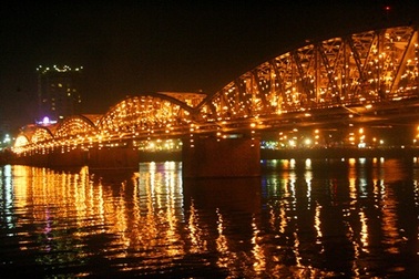Hàng vạn người đến xem cầu Trường Tiền “bùng cháy”