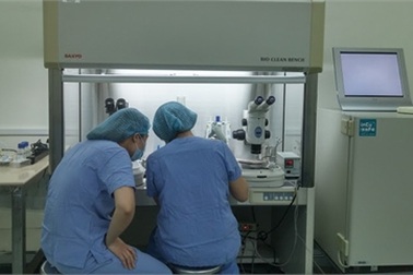 Bác sĩ kể chuyện bắt tinh trùng cho quý ông