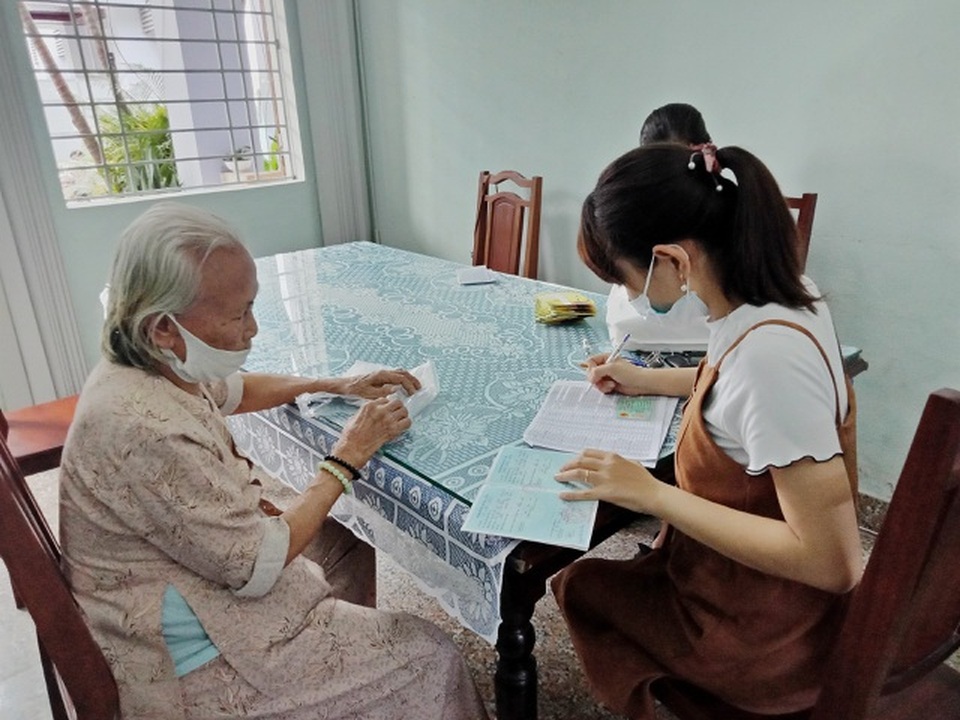Thừa Thiên Huế: Cán bộ xã làm việc ban đêm phục vụ chi gói 62.000 tỷ đồng - 2 Thừa Thiên Huế: Cán bộ xã làm việc ban đêm phục vụ chi gói 62.000 tỷ đồng - 2