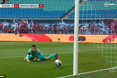Bắt bóng thảm họa, thủ môn Hertha Berlin khiến đội nhà suýt thua