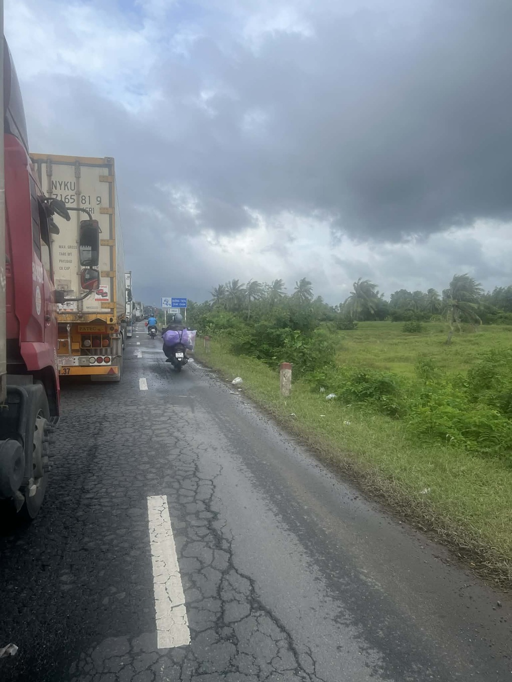 Hai người đàn ông lao vào lũ dữ cứu con bò và đám tang không kèn trống - 4