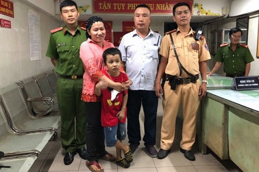 CSGT tỏa khắp quận 1 tìm bé trai đi lạc trong “bão” mừng chiến thắng