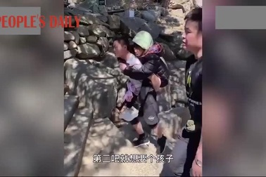 Người chồng suốt nhiều năm cõng vợ bị liệt leo núi ngắm bình minh